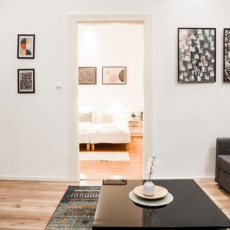 Stylish And Spacious ! Central Location Kazincy Netflix Budapest Eksteriør bilde