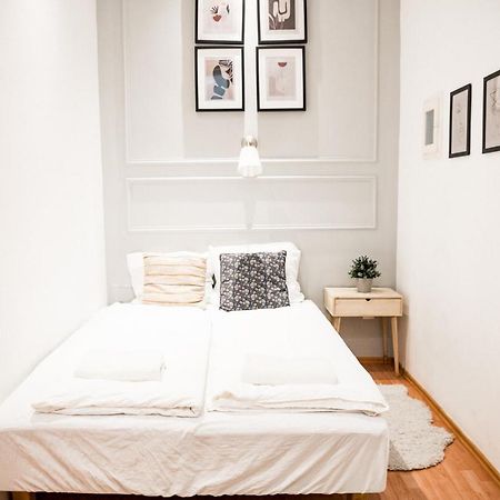 Stylish And Spacious ! Central Location Kazincy Netflix Budapest Eksteriør bilde