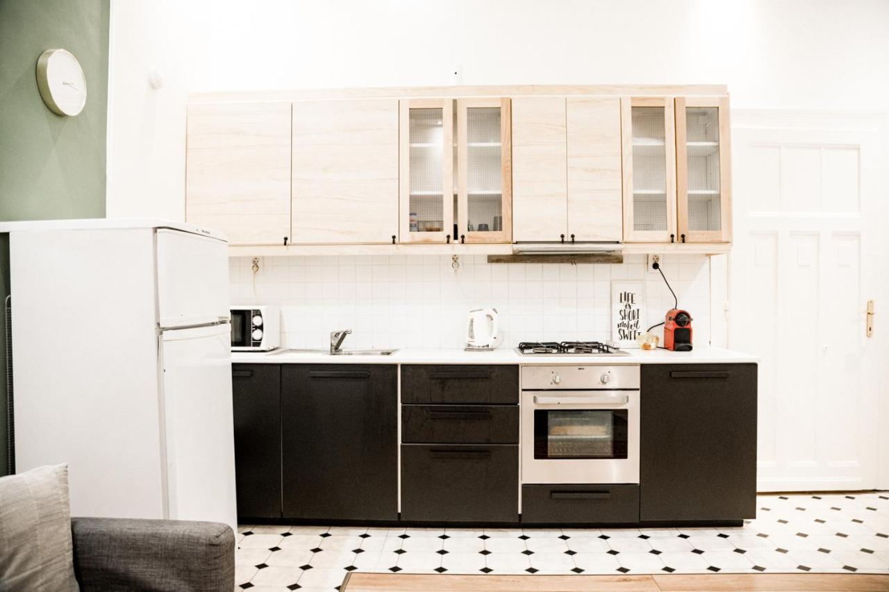 Stylish And Spacious ! Central Location Kazincy Netflix Leilighet Budapest Eksteriør bilde