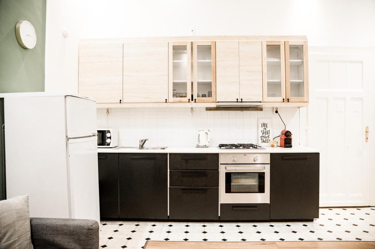 Stylish And Spacious ! Central Location Kazincy Netflix Budapest Eksteriør bilde