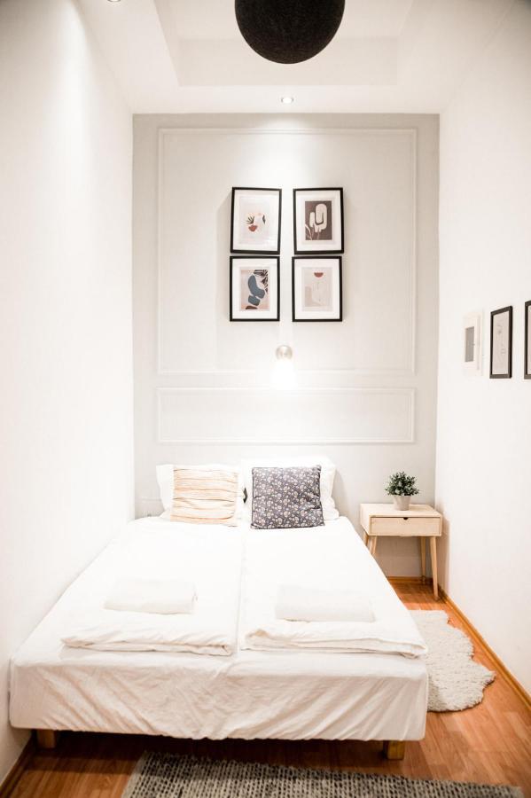 Stylish And Spacious ! Central Location Kazincy Netflix Budapest Eksteriør bilde