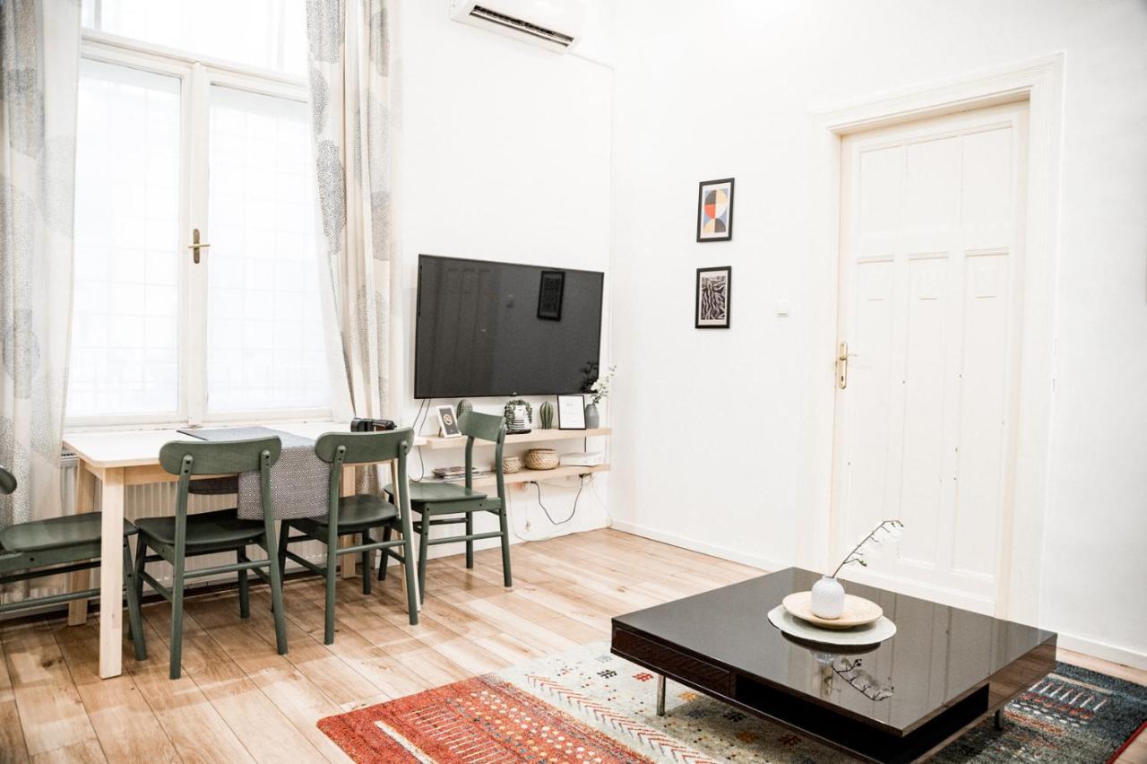 Stylish And Spacious ! Central Location Kazincy Netflix Leilighet Budapest Eksteriør bilde