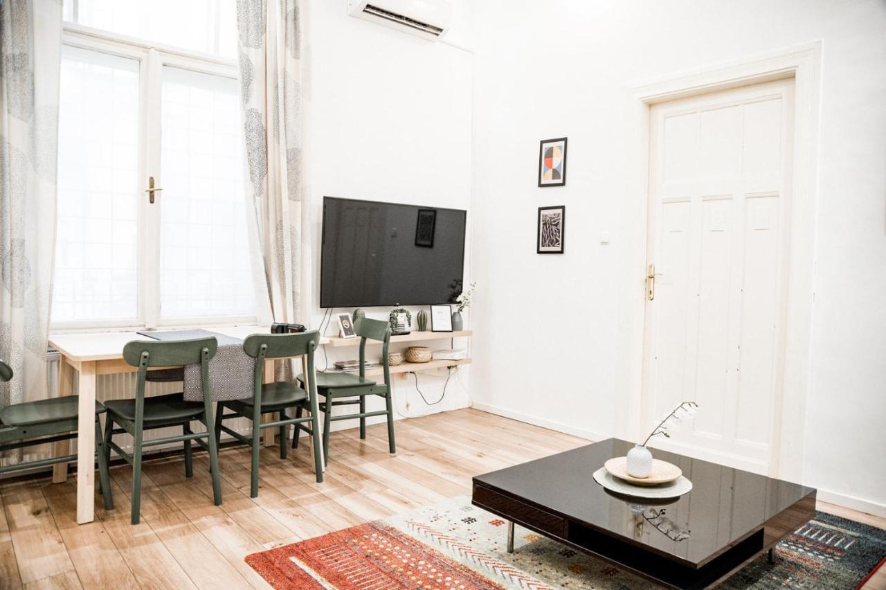 Stylish And Spacious ! Central Location Kazincy Netflix Budapest Eksteriør bilde